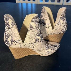 Steve Madden Snake Wedge Bootie Sz10